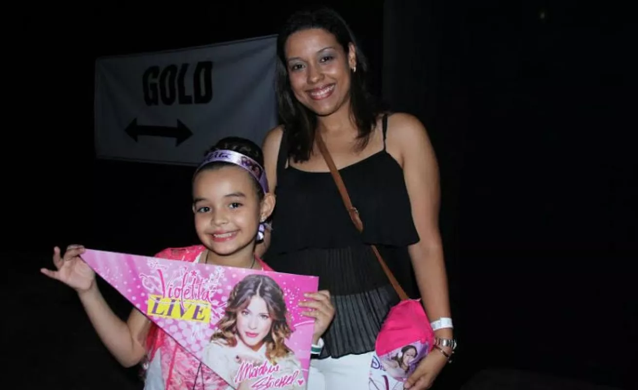 Niñas disfrutan de presentación de Violetta