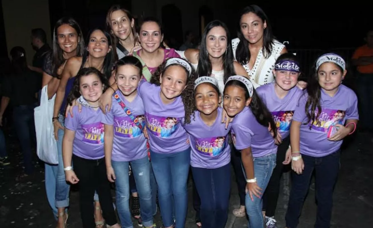 Niñas disfrutan de presentación de Violetta