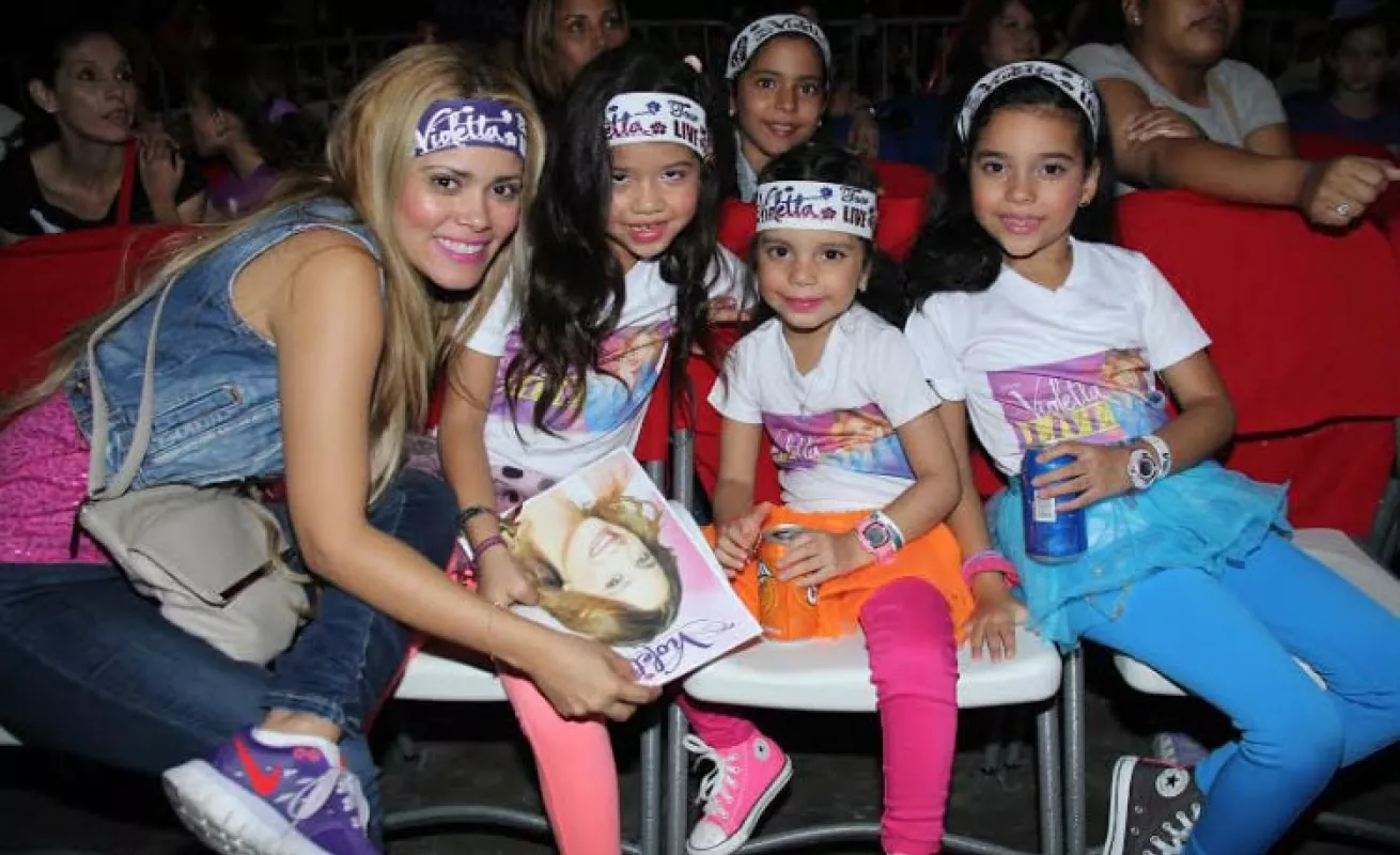 Niñas disfrutan de presentación de Violetta
