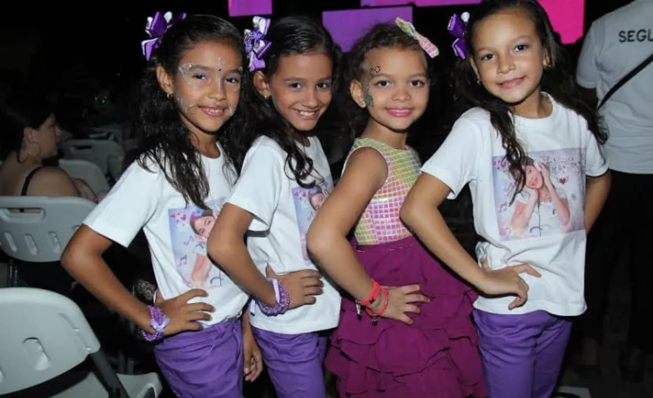 Niñas disfrutan de presentación de Violetta