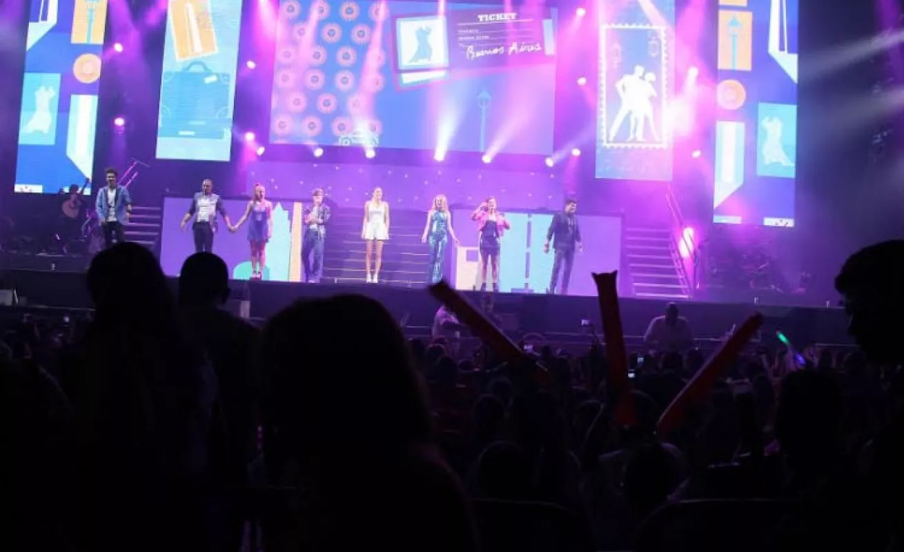 Niñas disfrutan de presentación de Violetta