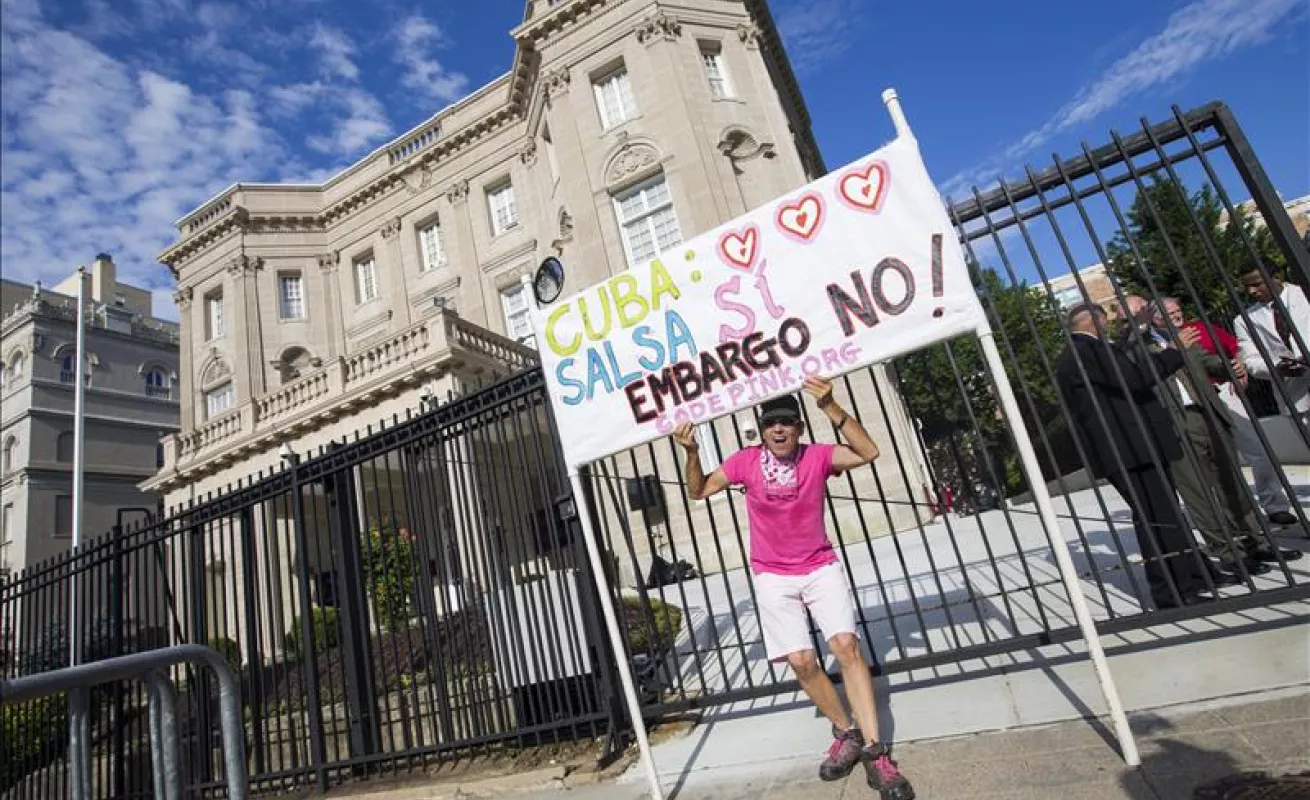 Cuba y EE.UU. restablecen relaciones con la apertura de la embajada cubana
