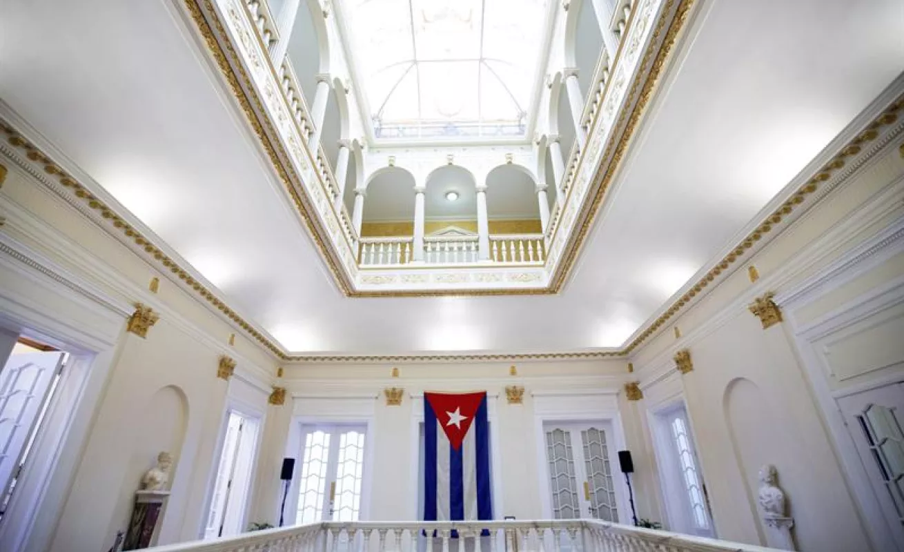 Cuba y EE.UU. restablecen relaciones con la apertura de la embajada cubana