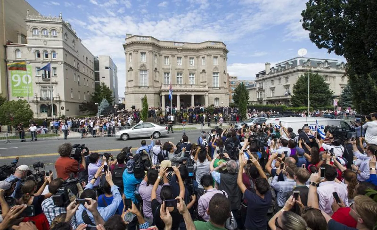 Cuba y EE.UU. restablecen relaciones con la apertura de la embajada cubana