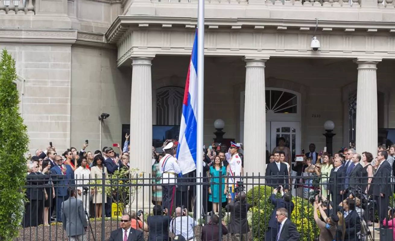 Cuba y EE.UU. restablecen relaciones con la apertura de la embajada cubana