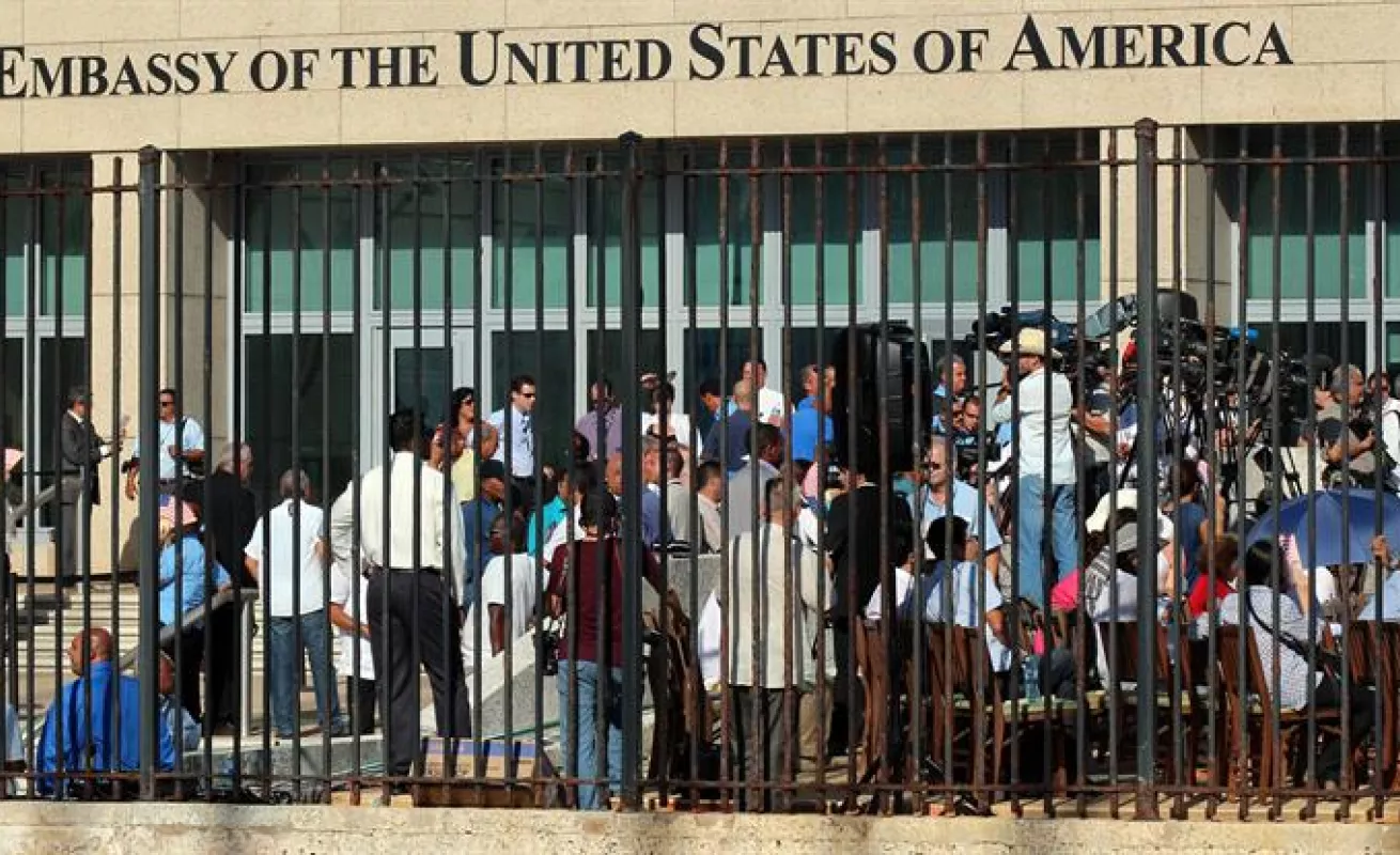 50 años después: bandera de EE.UU. vuelve a izarse en territorio cubano
