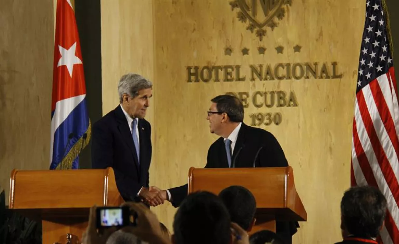 50 años después: bandera de EE.UU. vuelve a izarse en territorio cubano