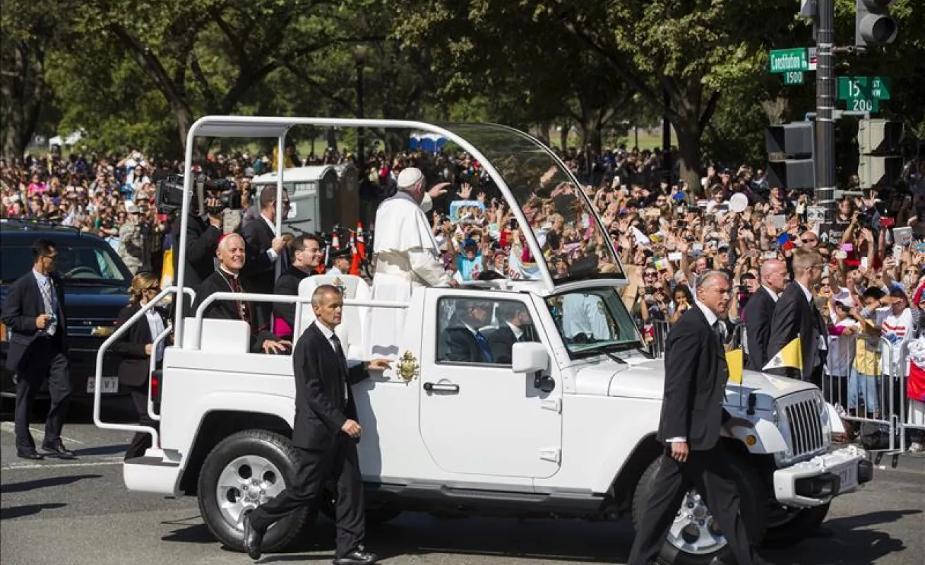 Los papamóviles a través de la historia