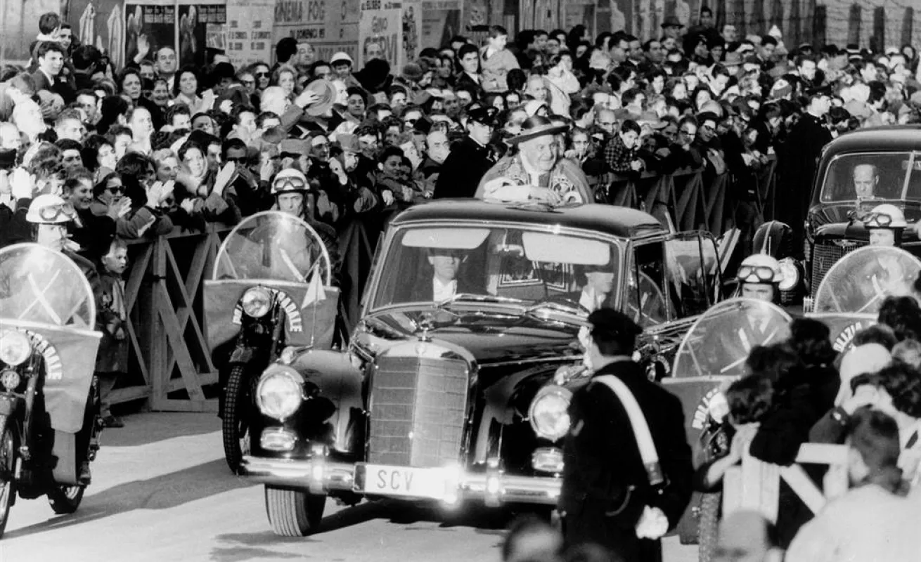 Los papamóviles a través de la historia