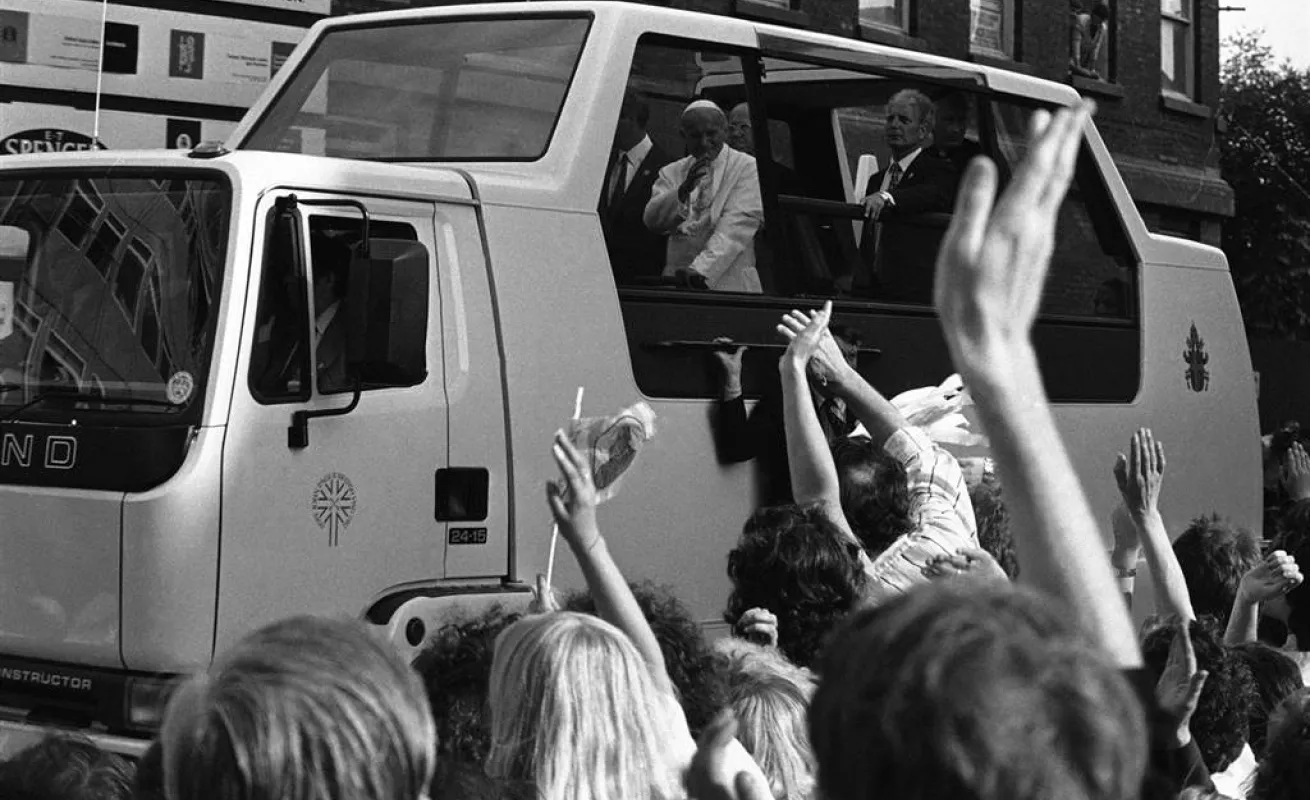 Los papamóviles a través de la historia