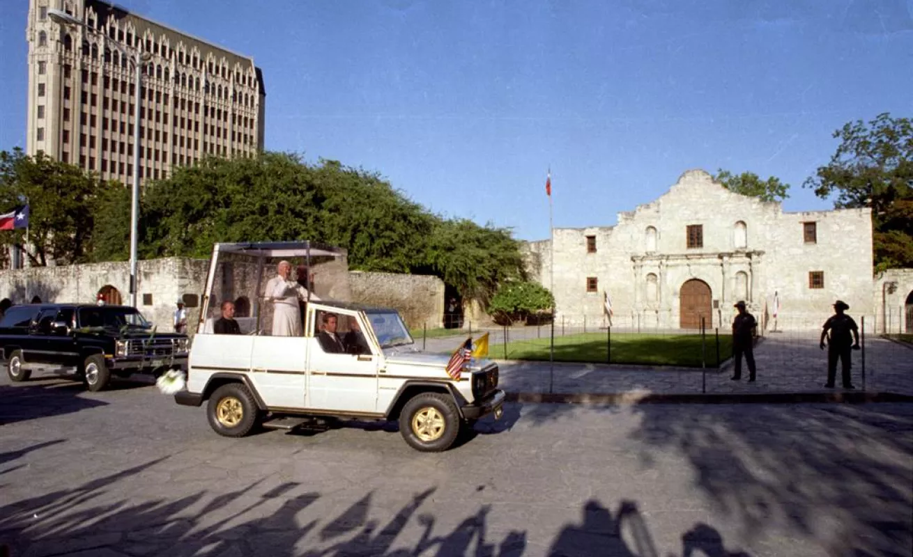 Los papamóviles a través de la historia