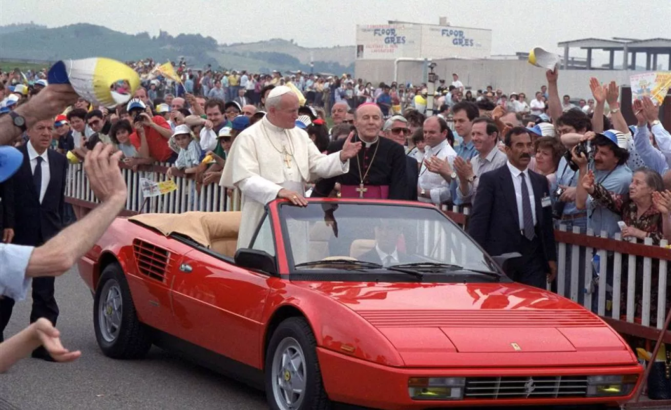 Los papamóviles a través de la historia