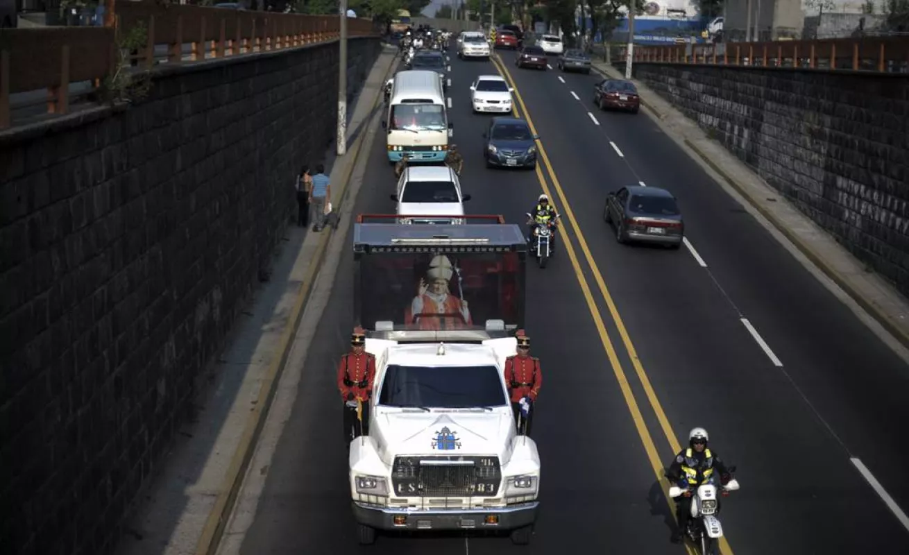 Los papamóviles a través de la historia