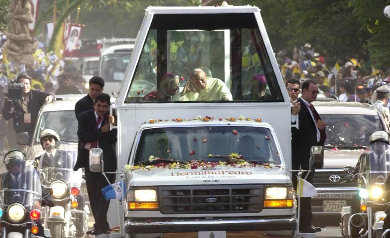 Los papamóviles a través de la historia