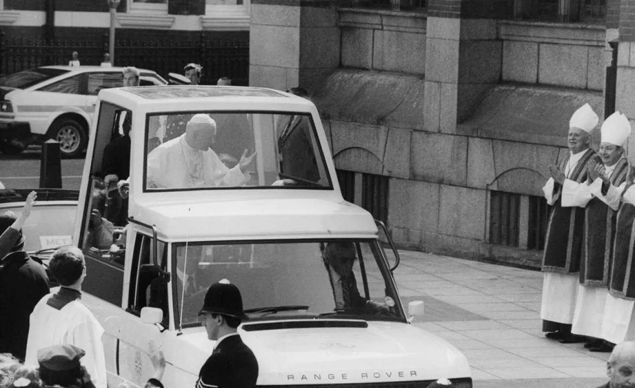 Los papamóviles a través de la historia