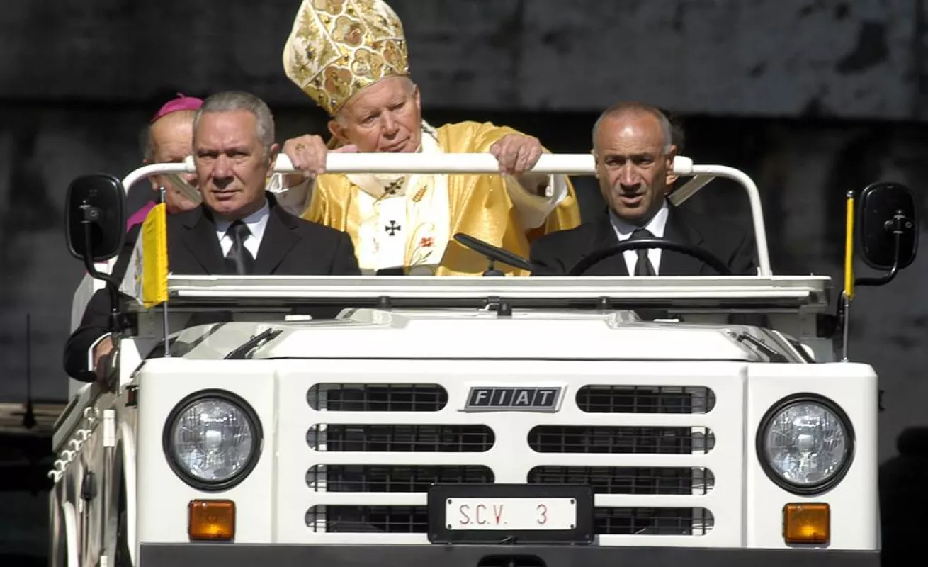 Los papamóviles a través de la historia