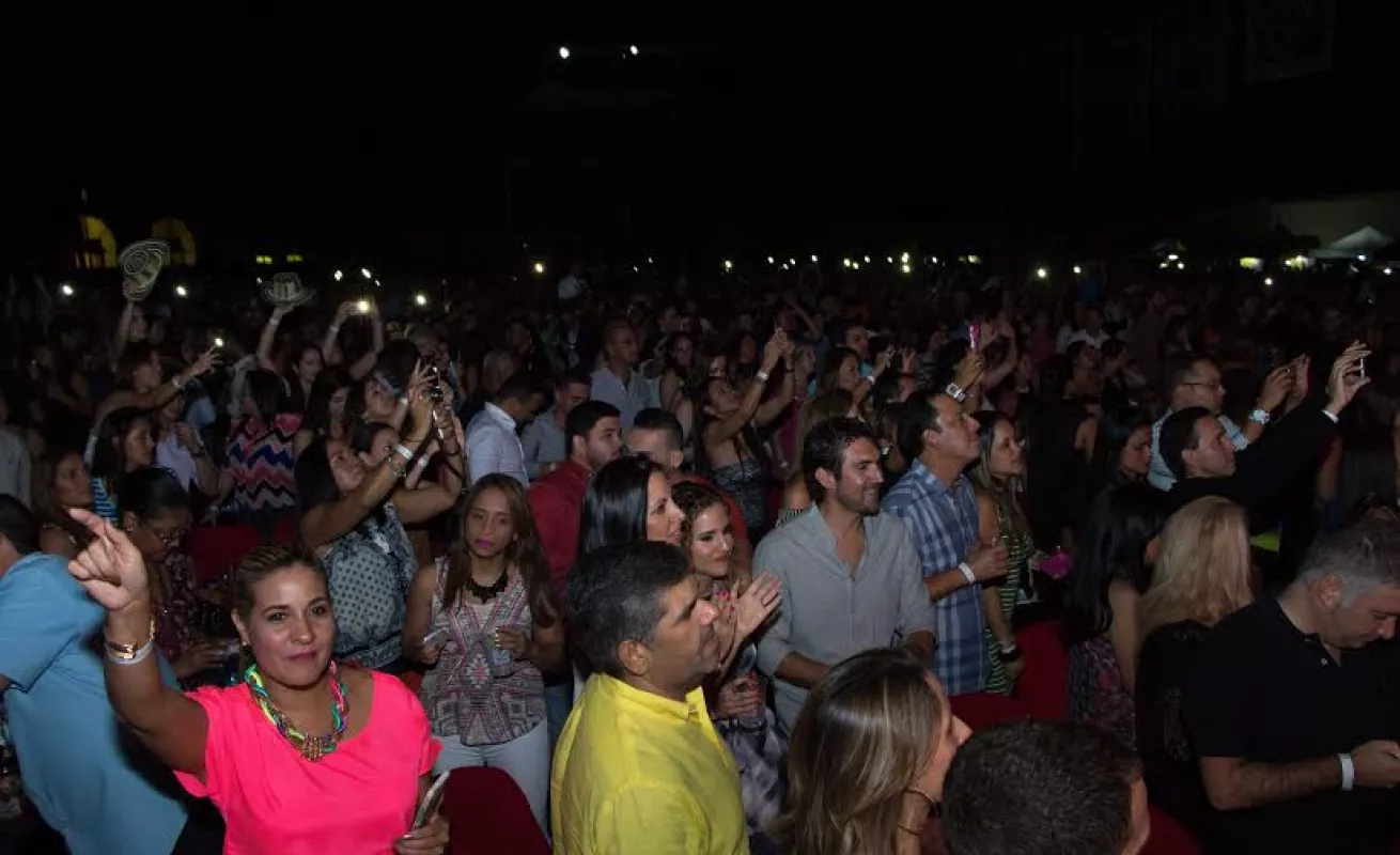 Juanes deleitó con su 'camisa negra'