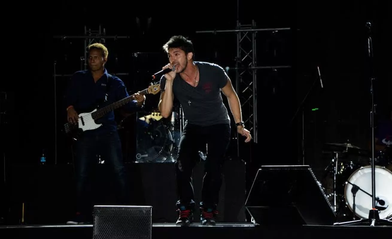 Juanes deleitó con su 'camisa negra'