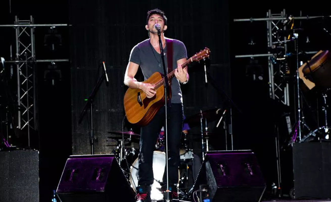 Juanes deleitó con su 'camisa negra'