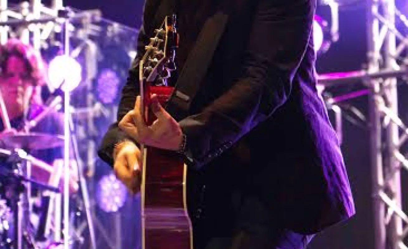 Juanes deleitó con su 'camisa negra'