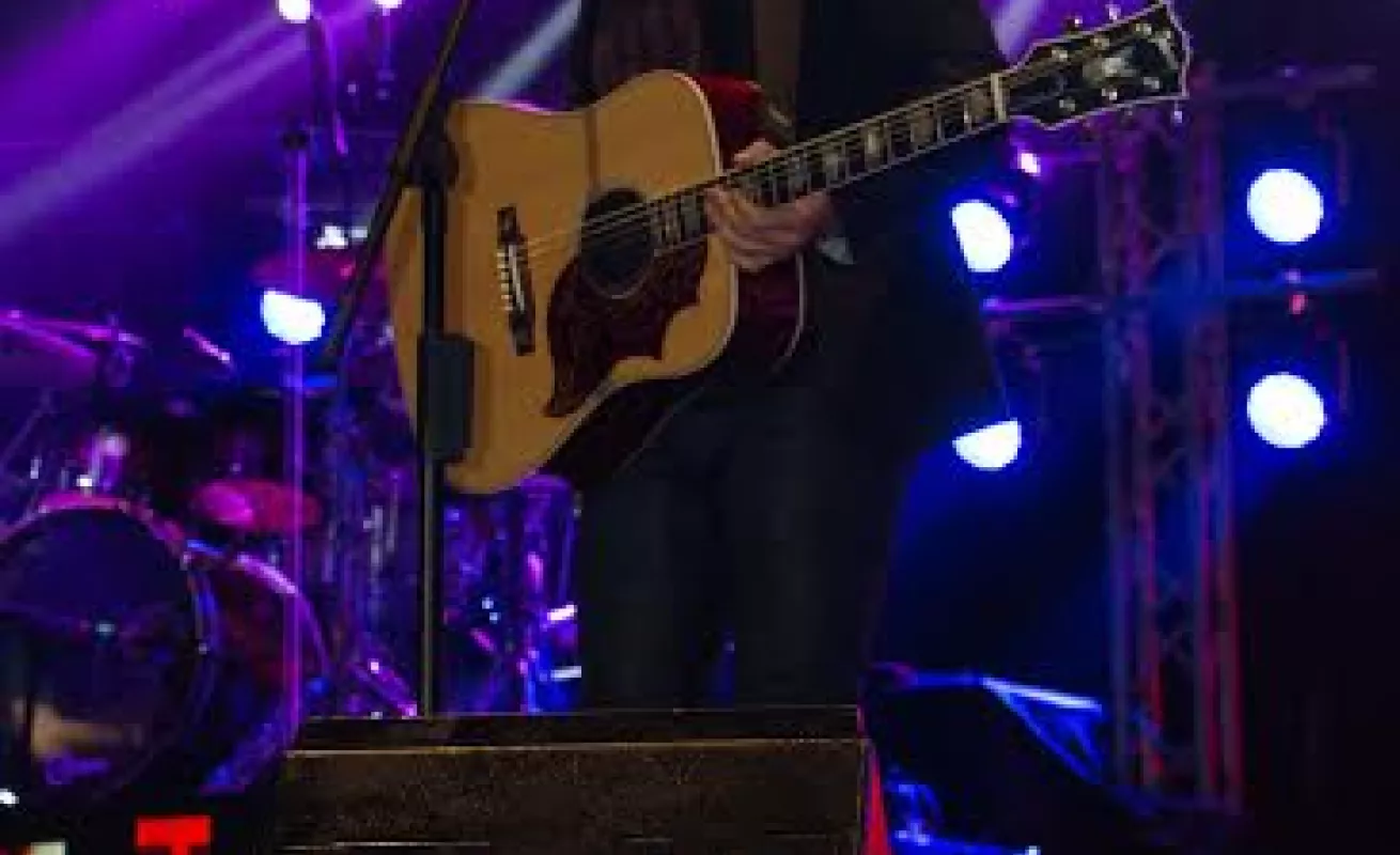 Juanes deleitó con su 'camisa negra'