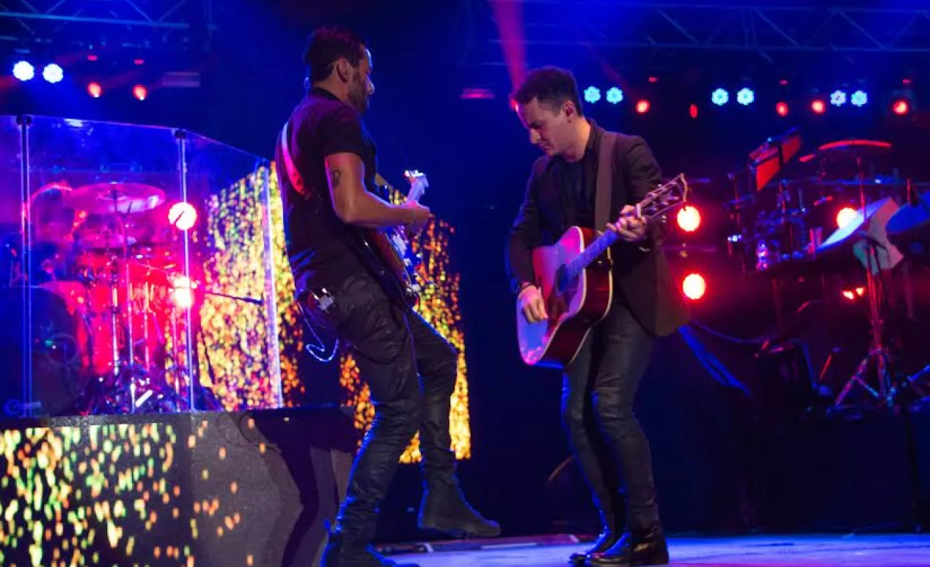 Juanes deleitó con su 'camisa negra'