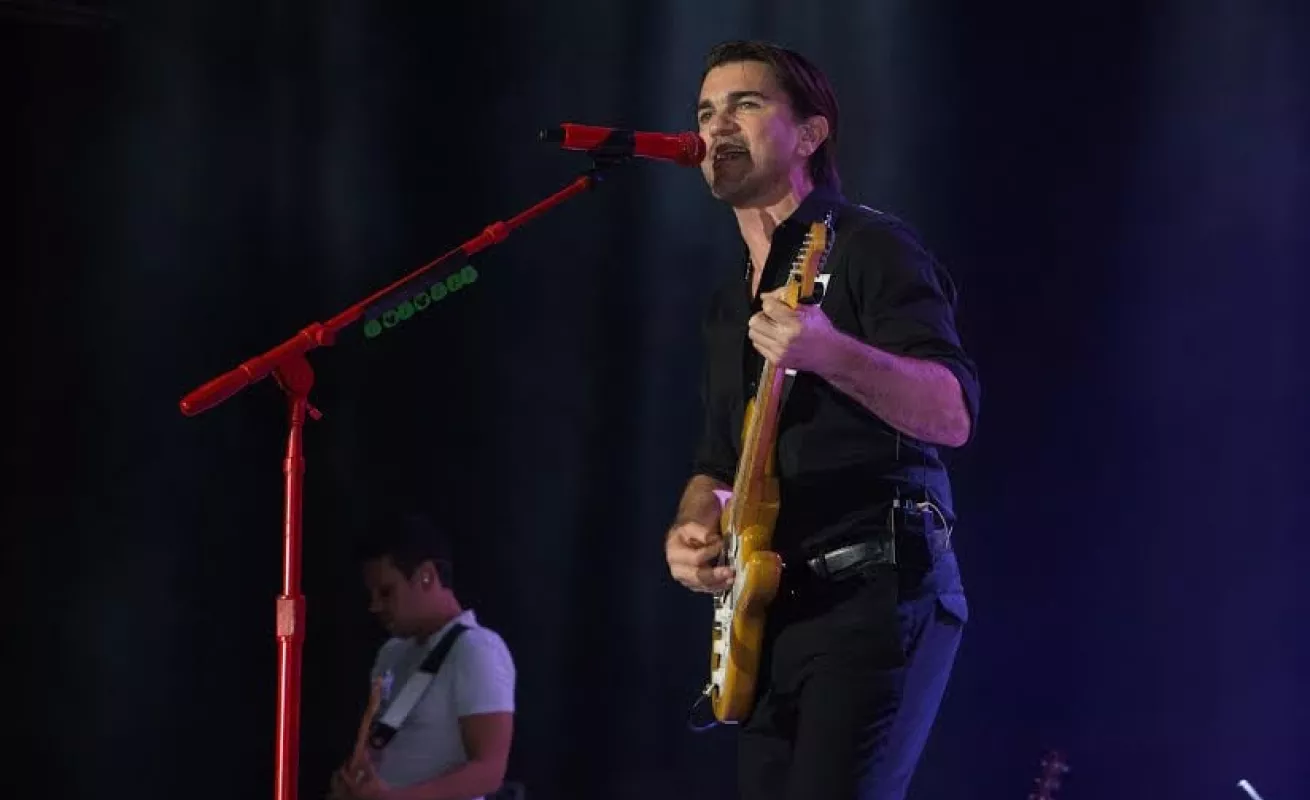 Juanes deleitó con su 'camisa negra'