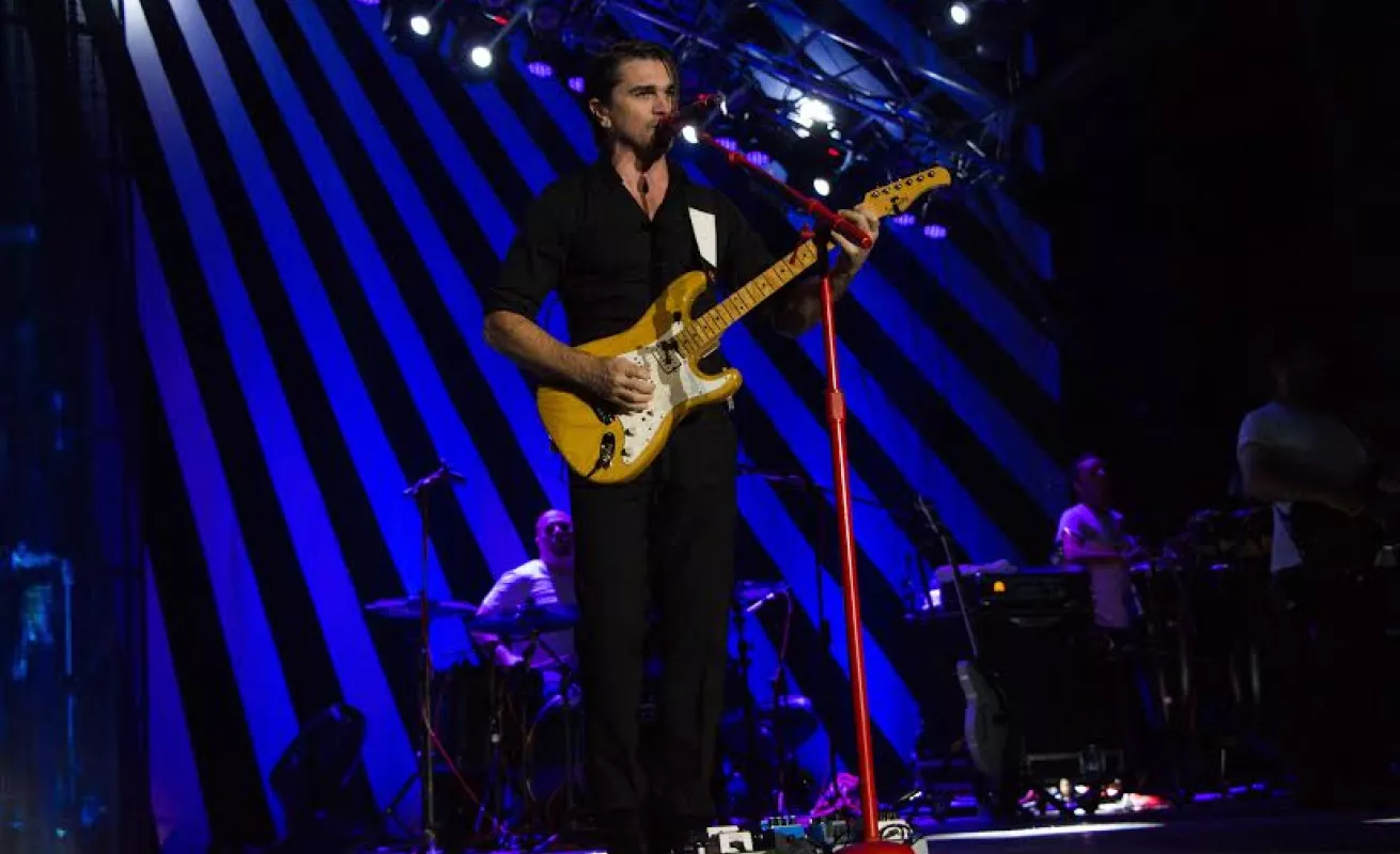 Juanes deleitó con su 'camisa negra'
