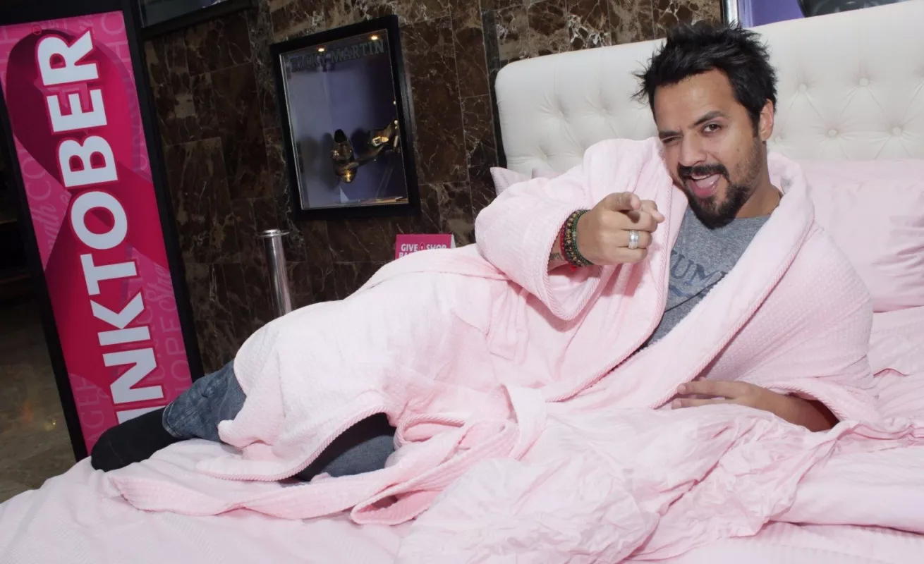 Famosos se meten a la cama en apoyo a campaña de Fundacáncer