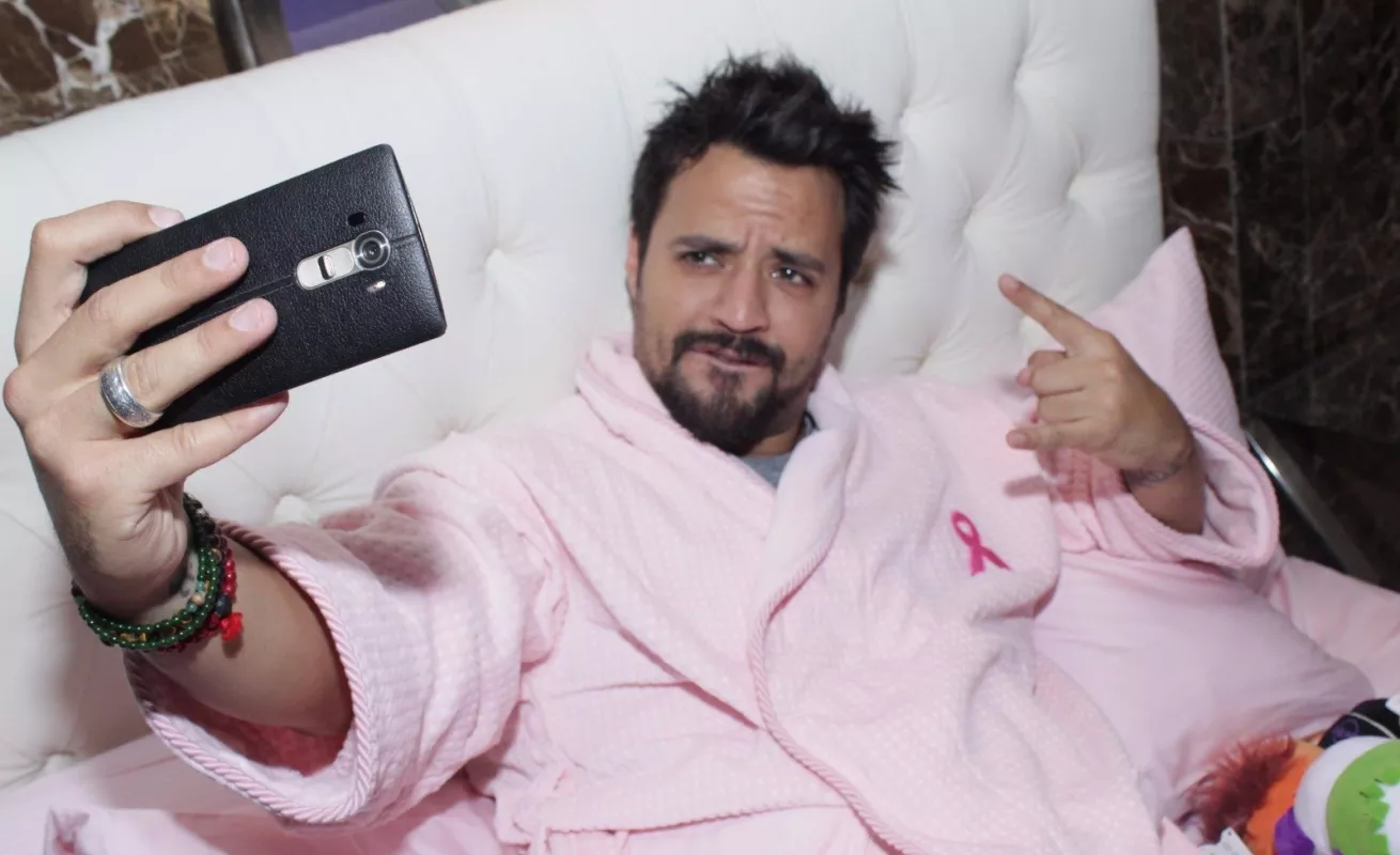 Famosos se meten a la cama en apoyo a campaña de Fundacáncer