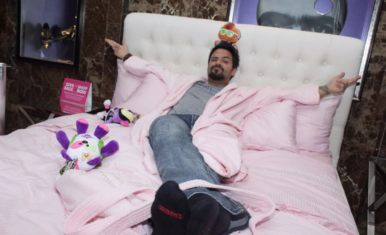 Famosos se meten a la cama en apoyo a campaña de Fundacáncer