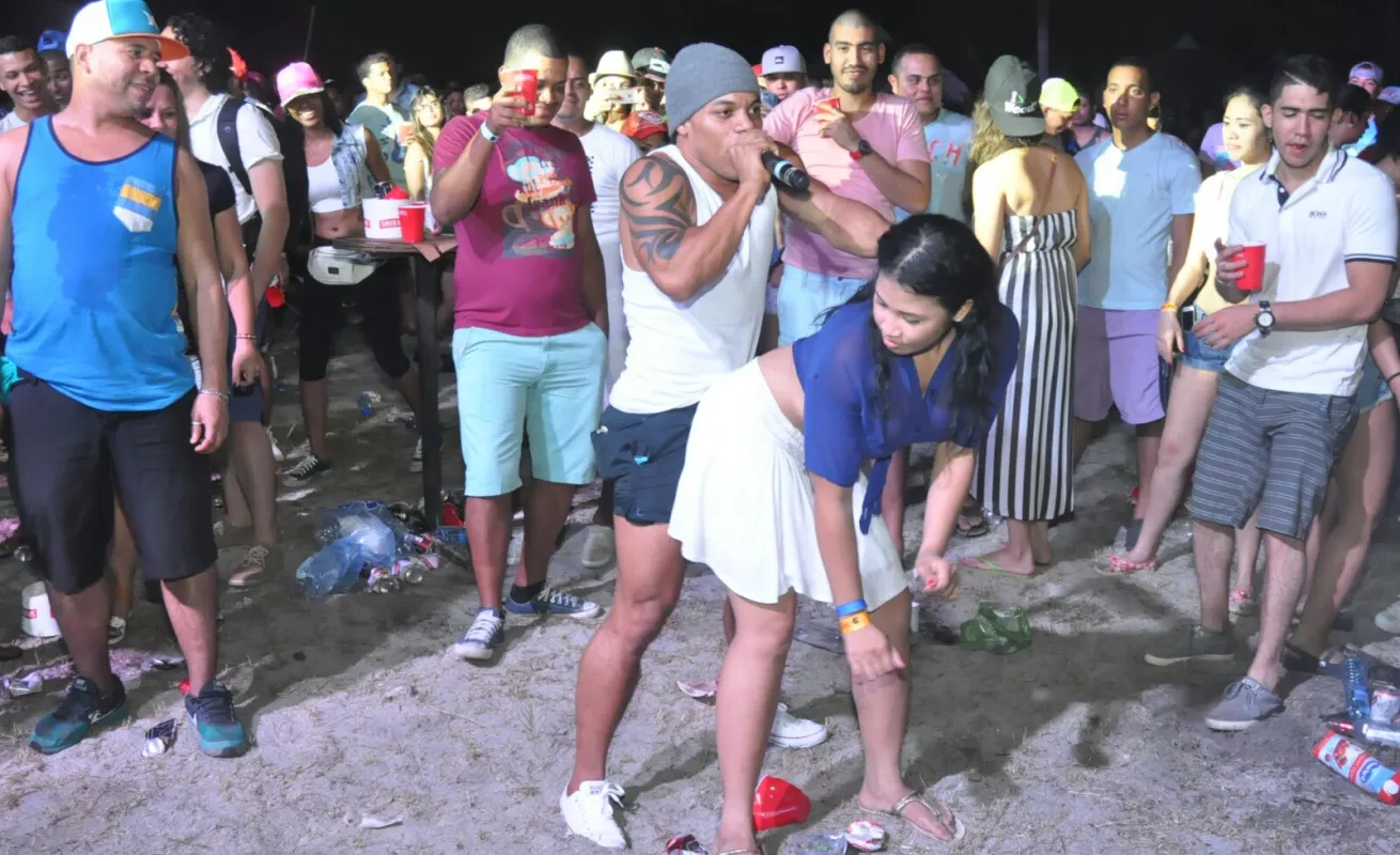 Concierto de De La Ghetto en Club de Playa San Carlos