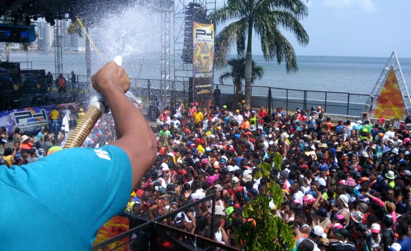 #CarnavalesCri La Cinta Costera está prendida... 