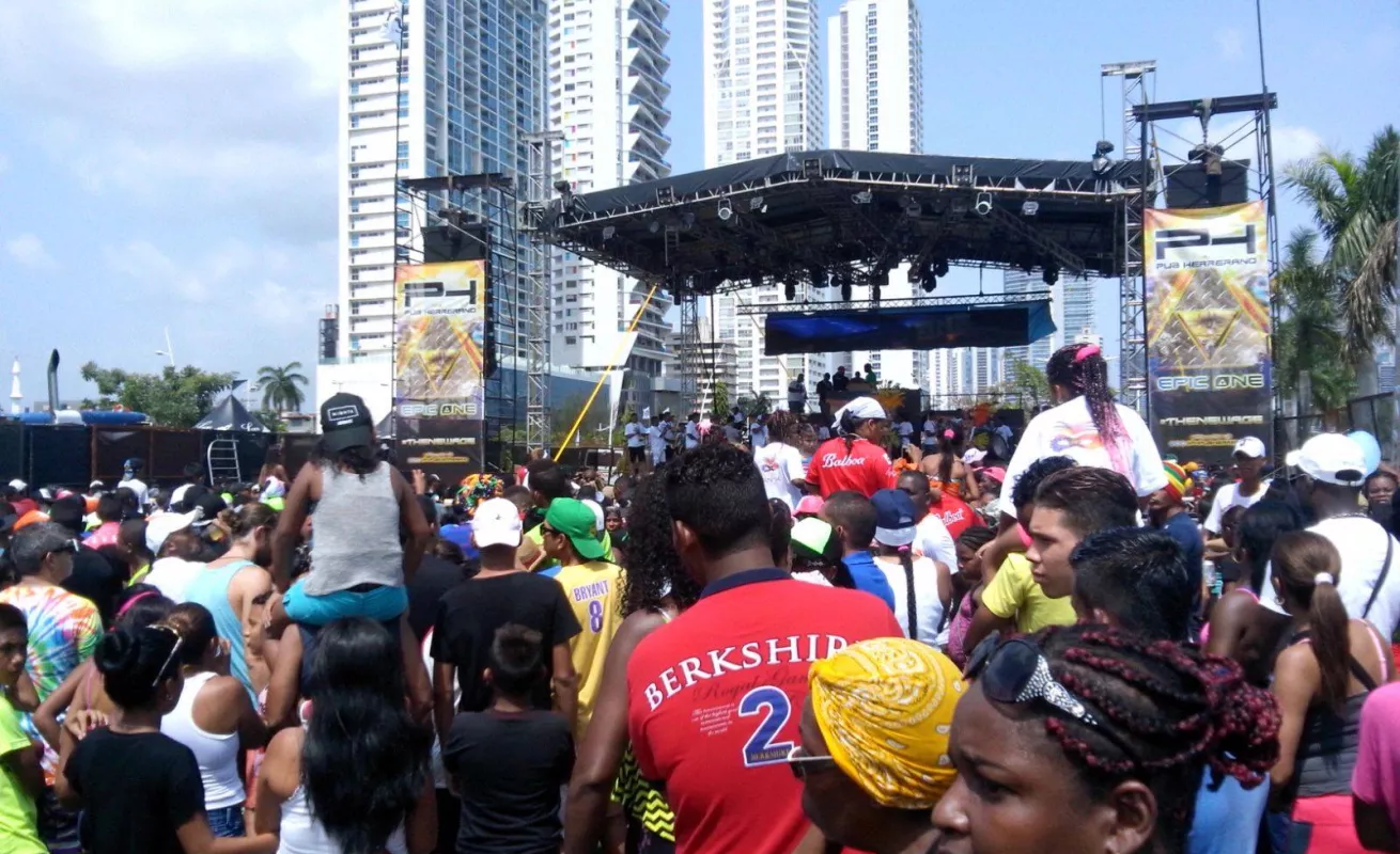 #CarnavalesCri La Cinta Costera está prendida... 