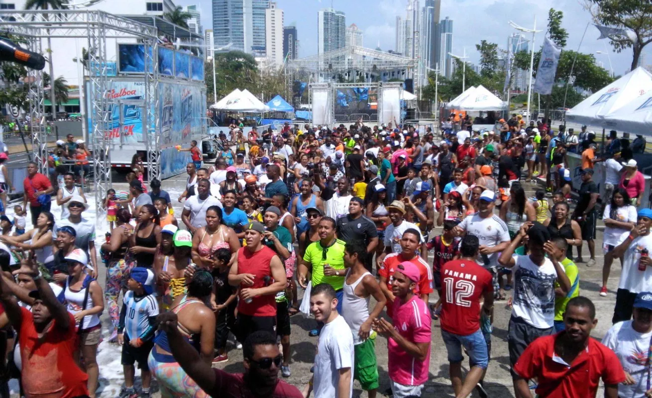 #CarnavalesCri La Cinta Costera está prendida... 