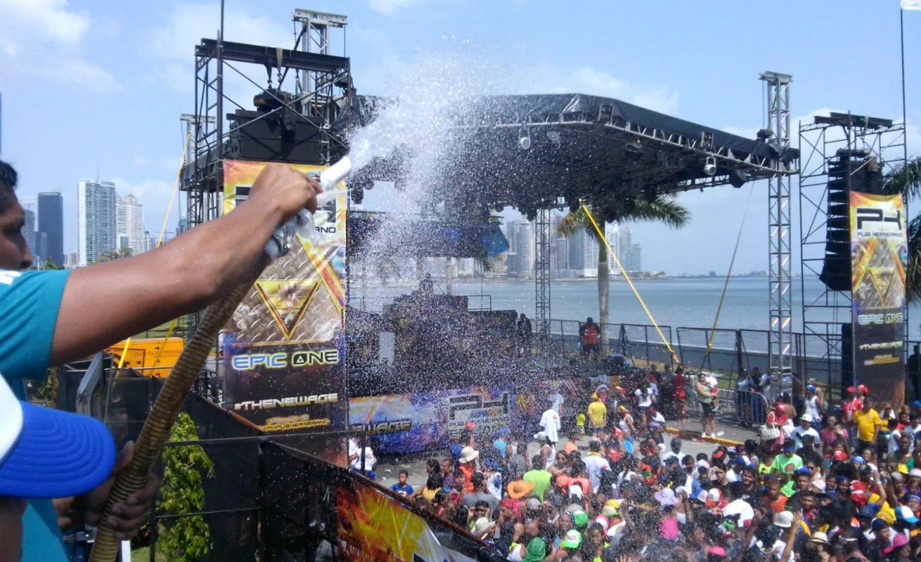 #CarnavalesCri La Cinta Costera está prendida... 