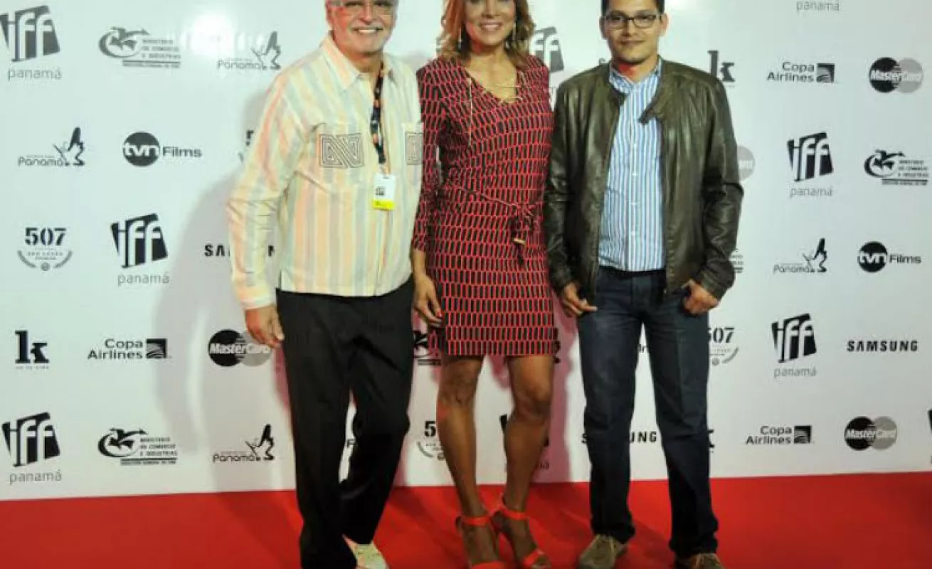 Alfombra roja de largometraje El Cheque en el IFF