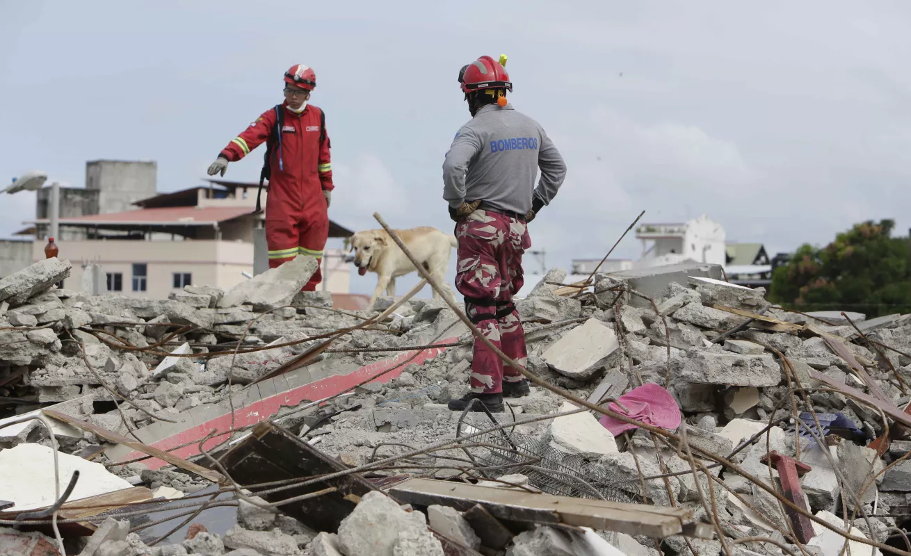 Operativos de rescate en Ecuador tras sismo registrado el sábado