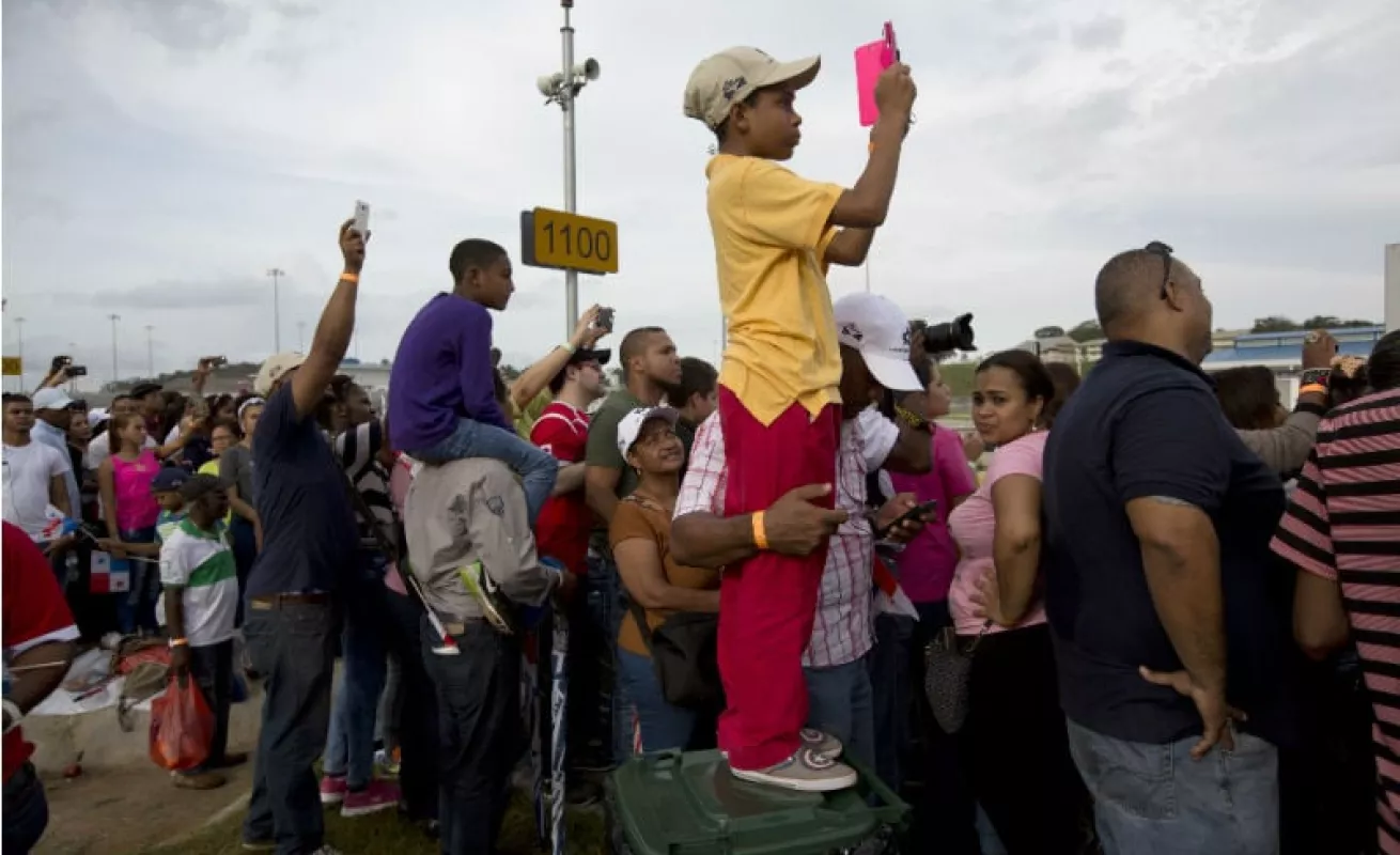 Memorable paso del  Cosco Shipping Panamá por Agua Clara