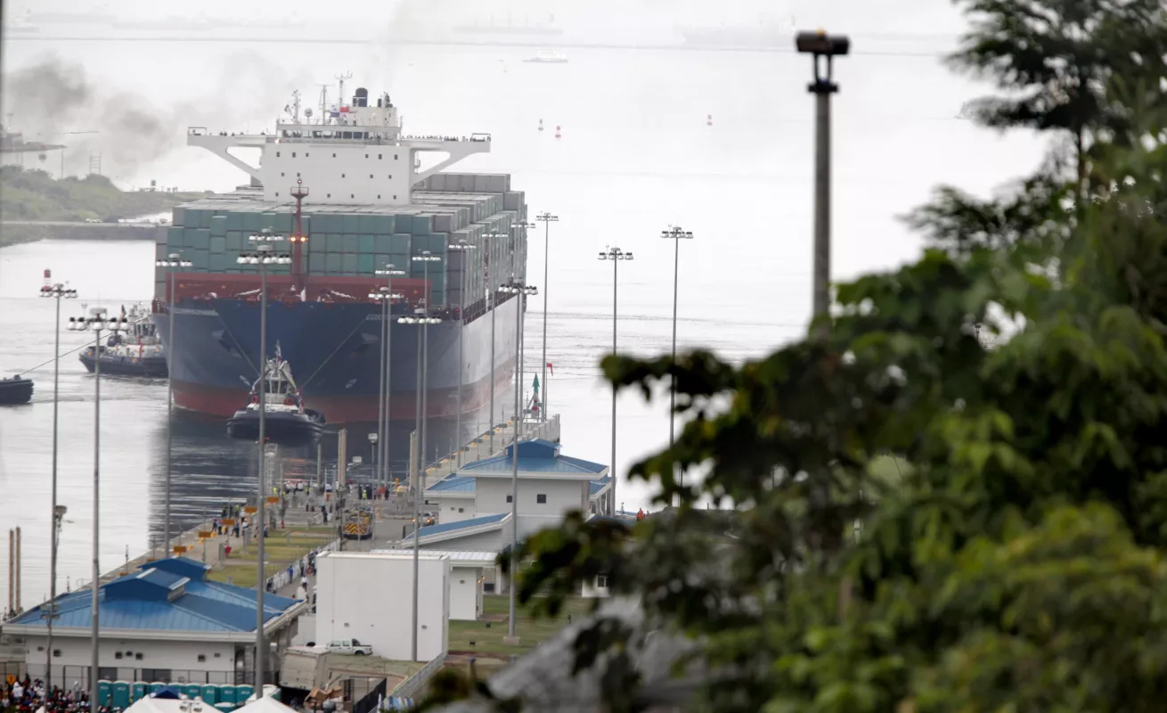 Memorable paso del  Cosco Shipping Panamá por Agua Clara