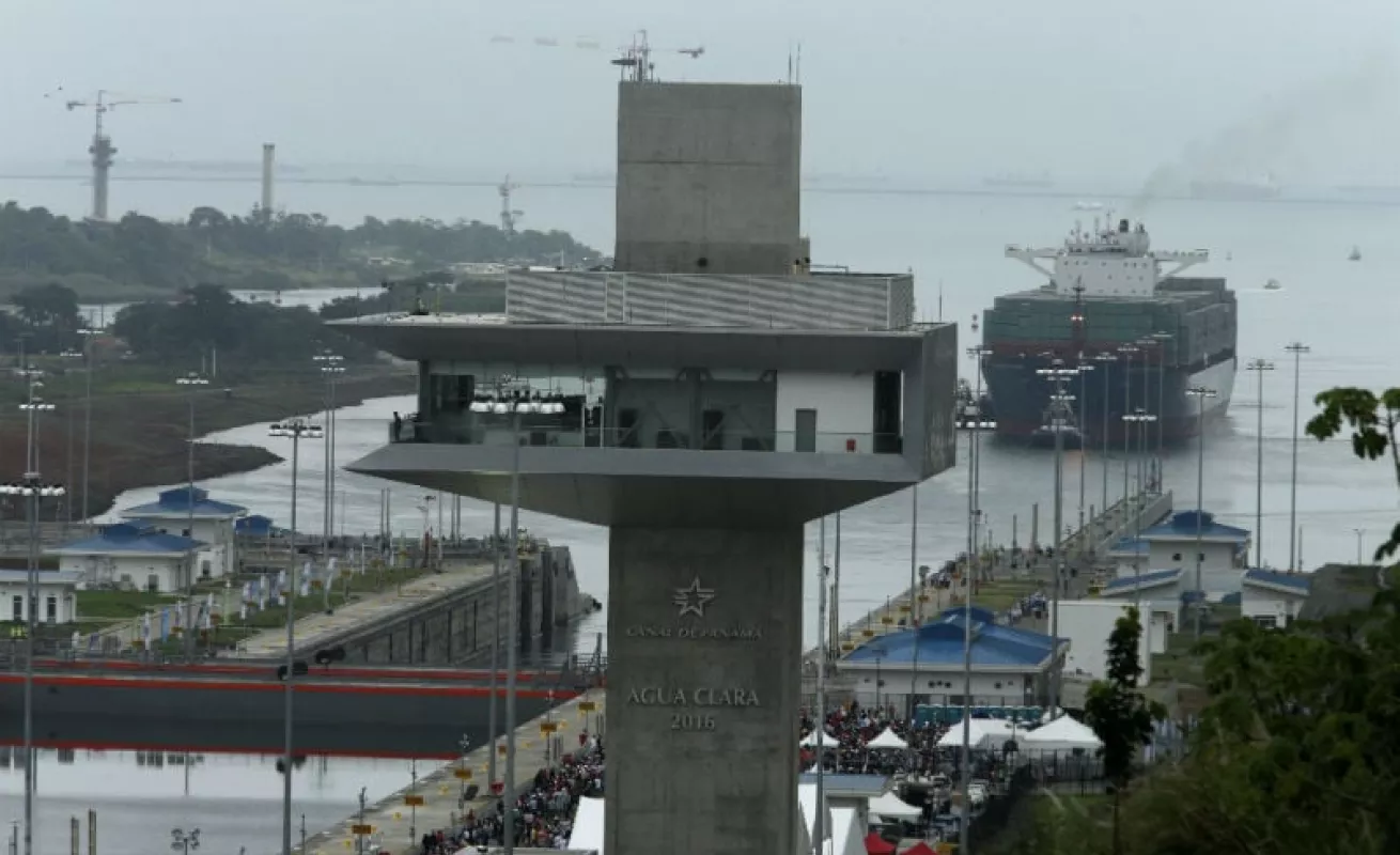 Memorable paso del  Cosco Shipping Panamá por Agua Clara