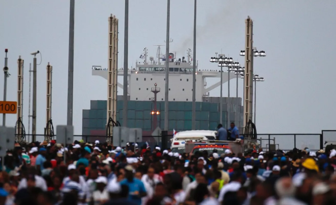Memorable paso del  Cosco Shipping Panamá por Agua Clara