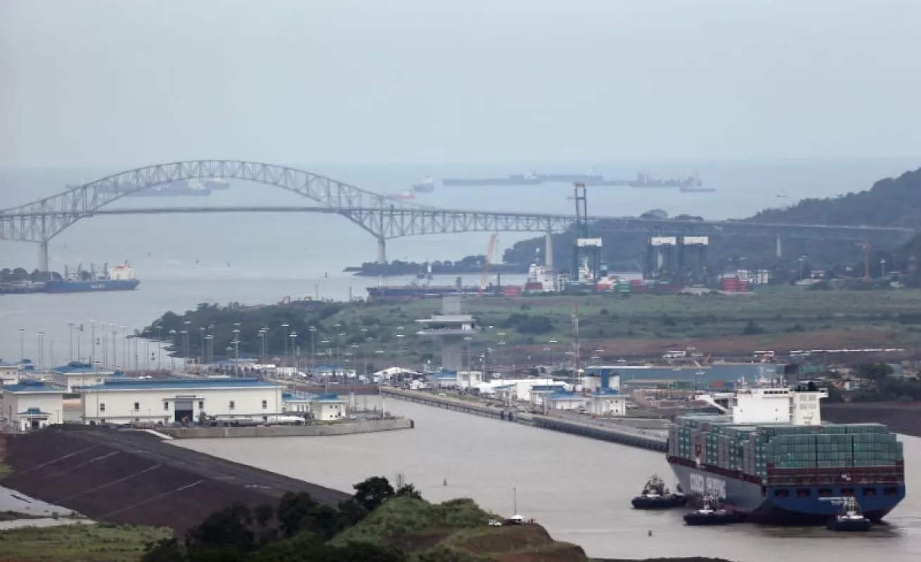Paso del Cosco Shipping Panama por el Canal rumbo a Cocolí