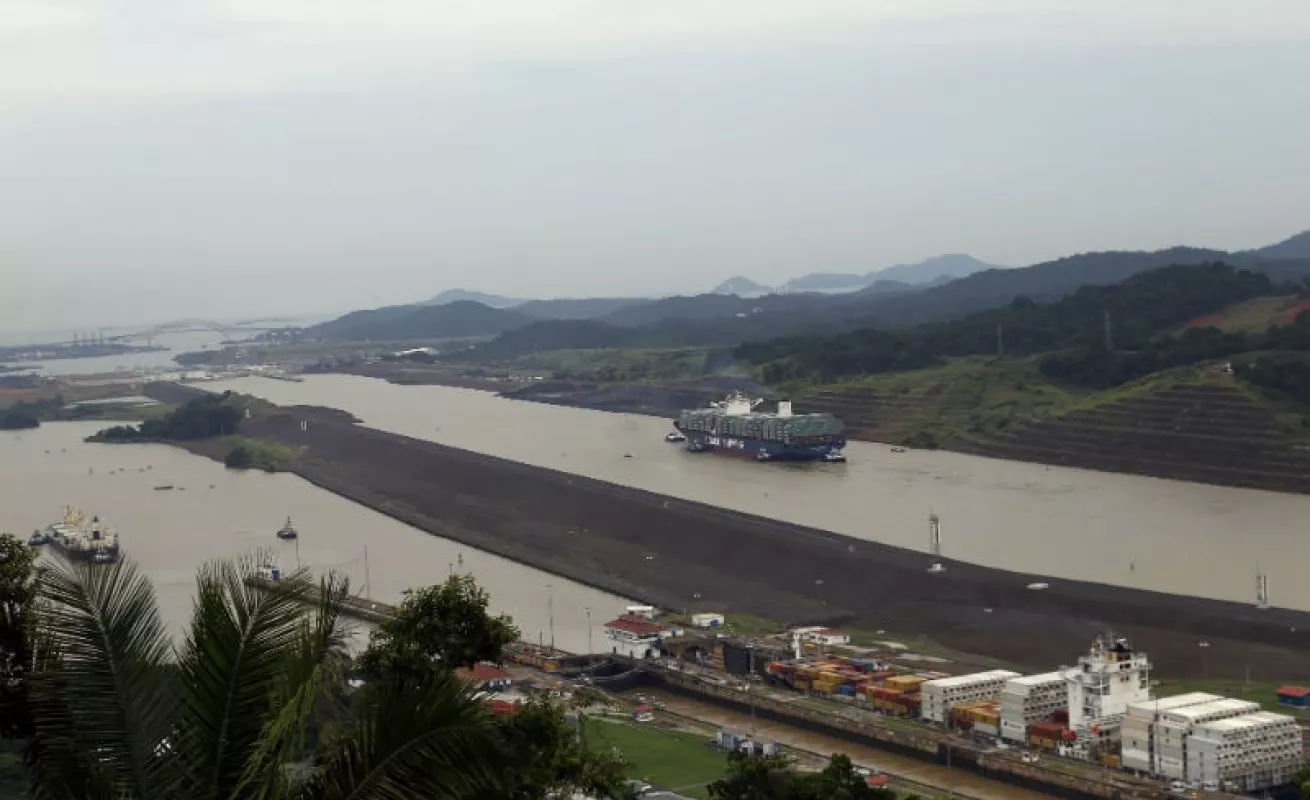 Paso del Cosco Shipping Panama por el Canal rumbo a Cocolí