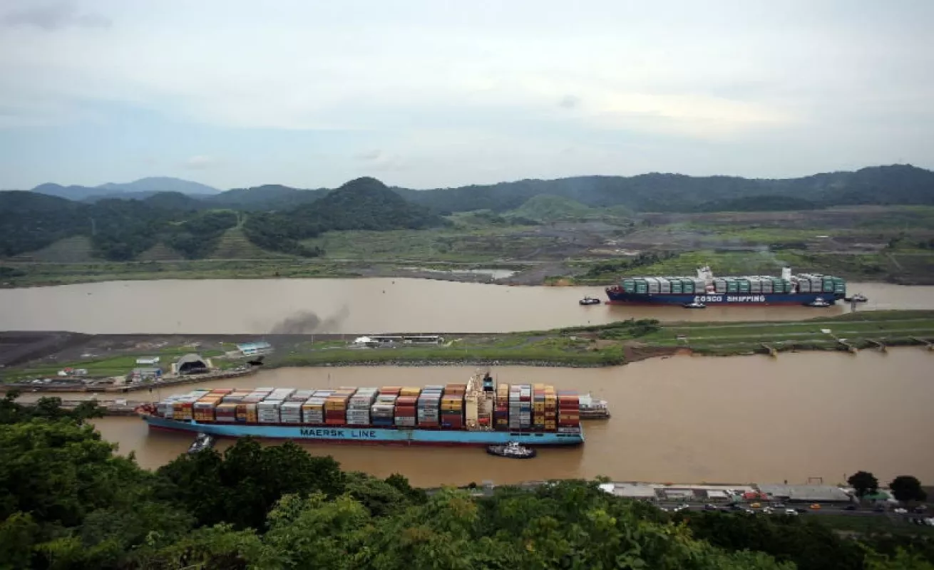 Paso del Cosco Shipping Panama por el Canal rumbo a Cocolí