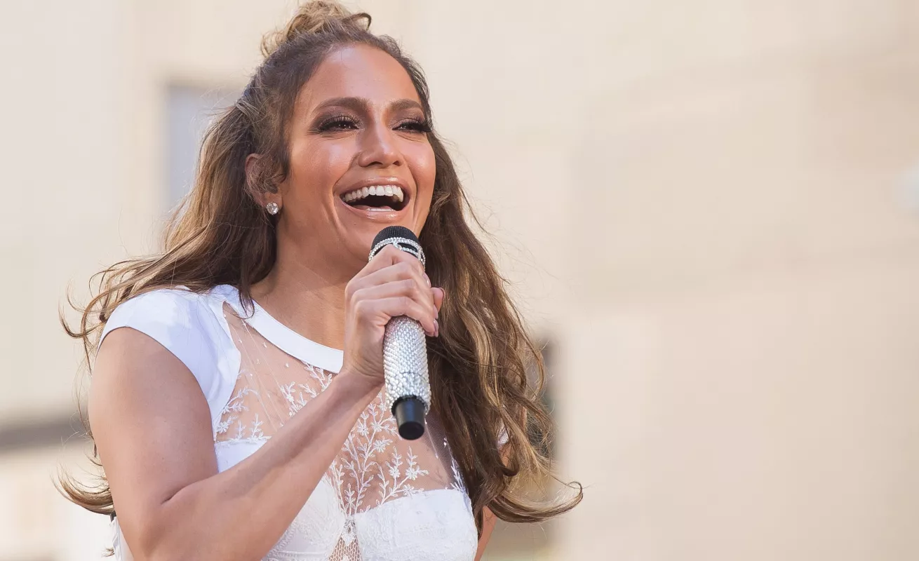JLo le canta a las víctimas de Orlando 