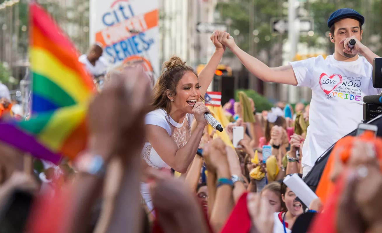 JLo le canta a las víctimas de Orlando 