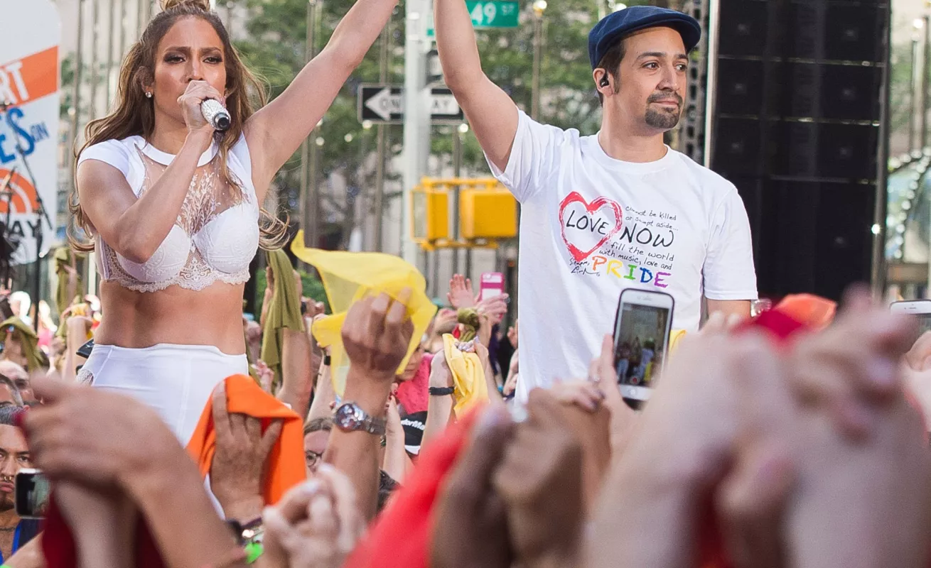 JLo le canta a las víctimas de Orlando 