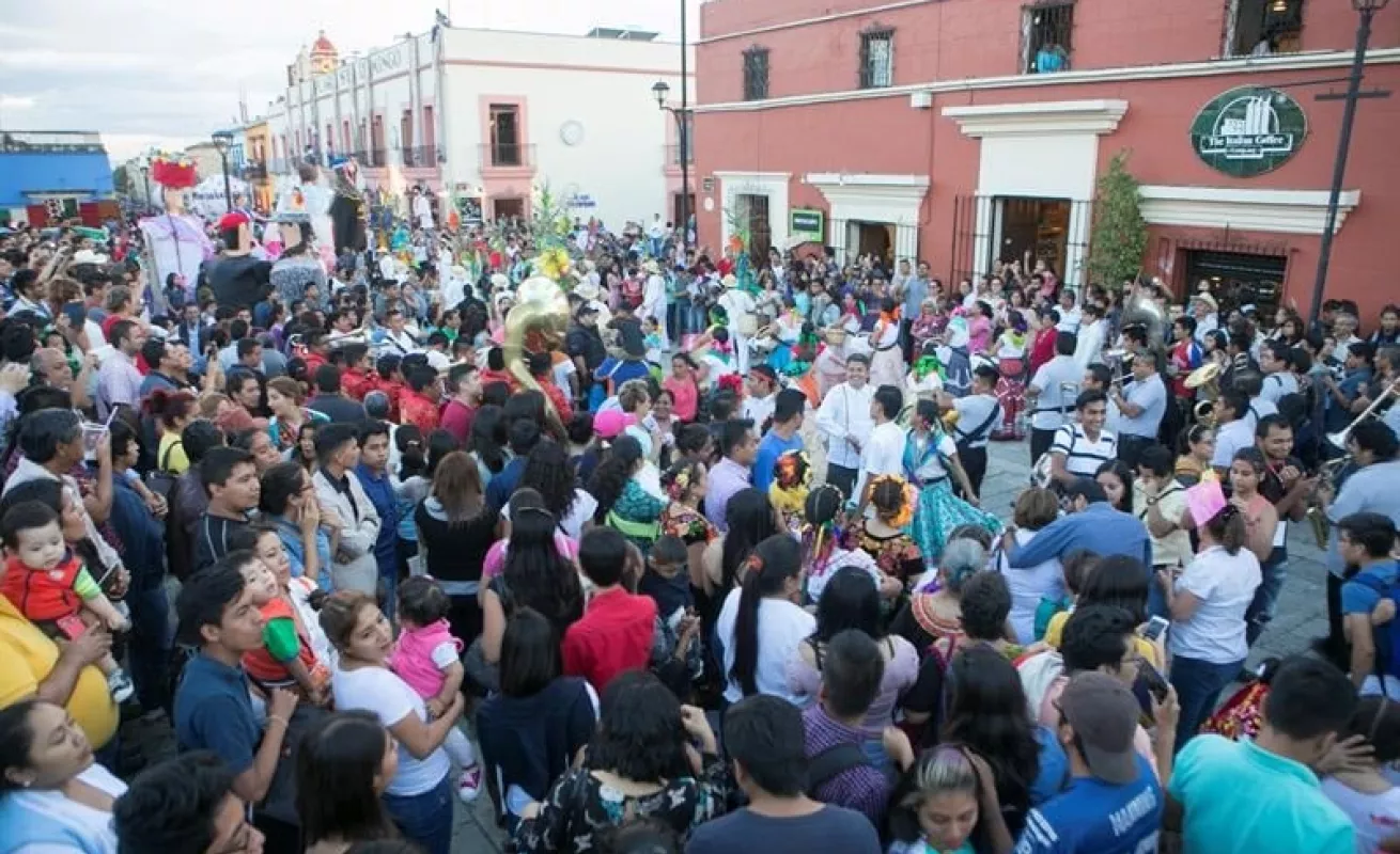 Mexicanos se preparan para  la Guelaguetza