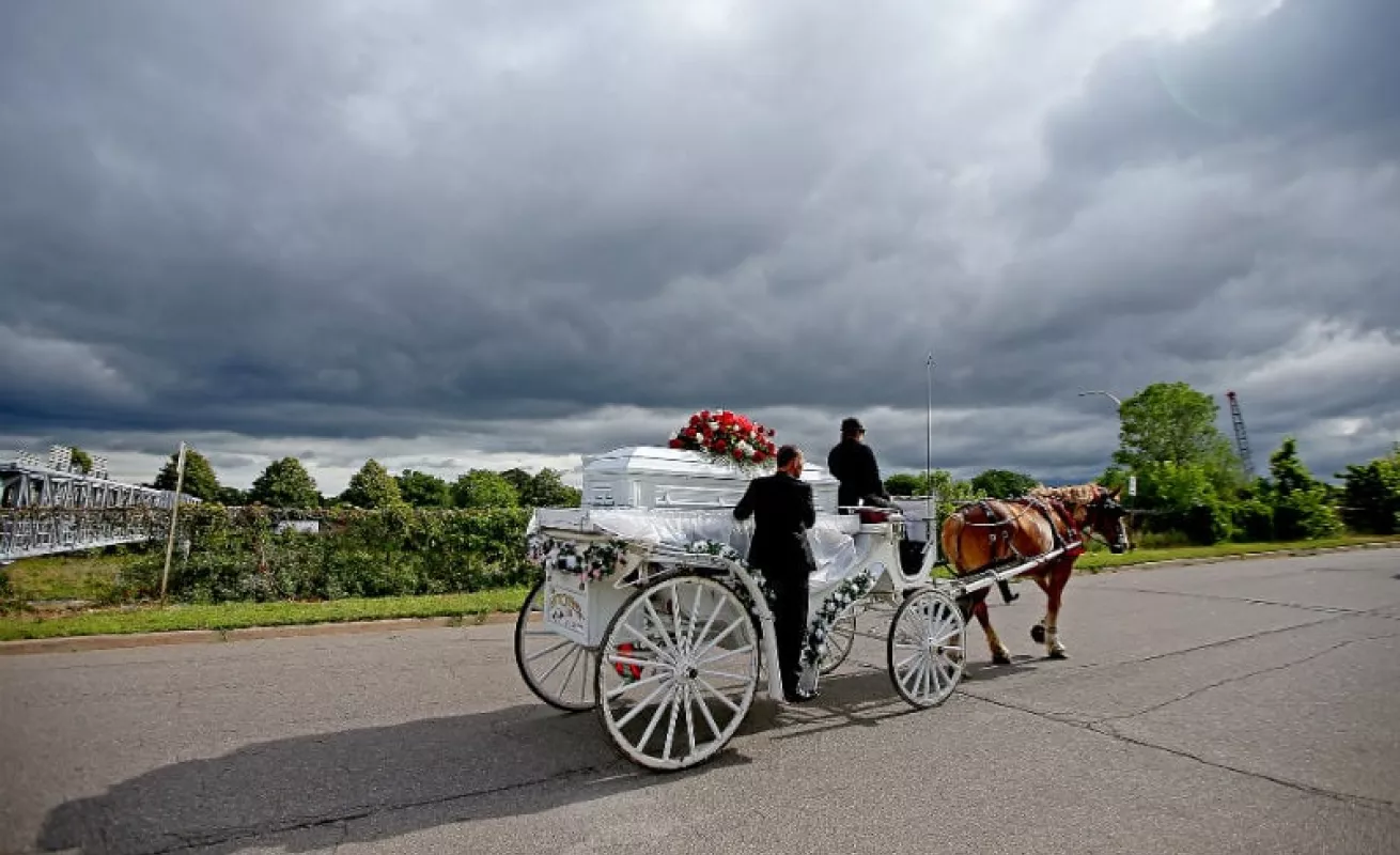 Sepelio al estilo provinciano